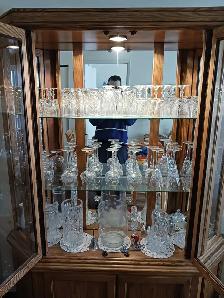 VAISSELLIER VITRÉE avec VAISSELLE en CRISTAL