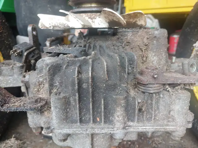 PARTING OUT JOHN DEERE L111 - Photo 2