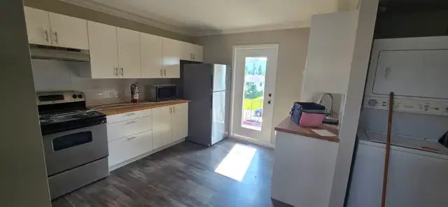 2 bedroom   den, upstairs balcony unit - Photo 2