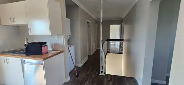 2 bedroom   den, upstairs balcony unit - Photo 3