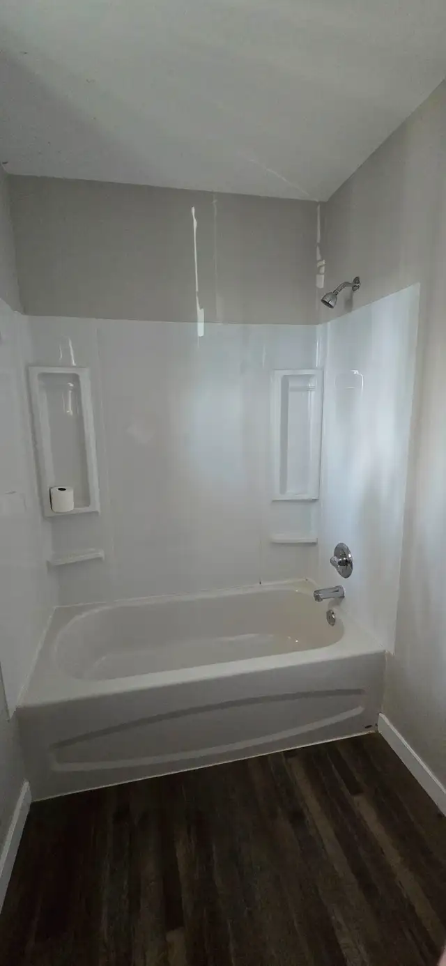 2 bedroom   den, upstairs balcony unit - Photo 5