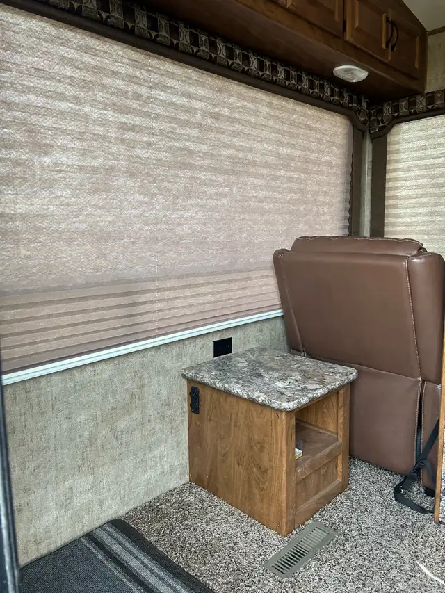 26RLS Creekside 2017 Travel Trailer - Photo 3