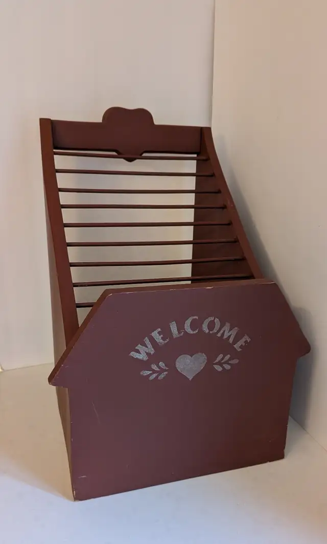 Rustic Magazine / Book Rack – "Welcome" with heart design