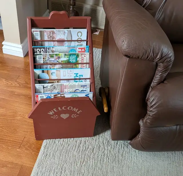 Rustic Magazine / Book Rack – "Welcome" with heart design - Photo 2