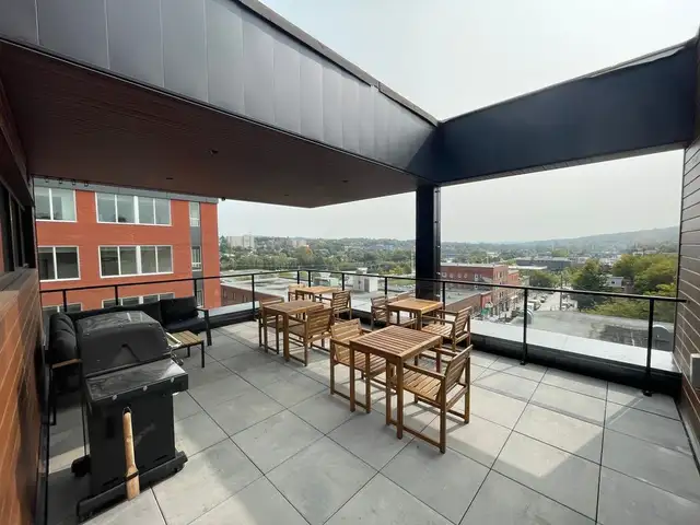 3 1/2 neufs, tout meublés, balcon, terrasse, stationnement int. - Photo 9