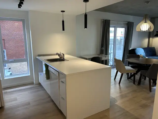 3 1/2 neuf, semi-meublé, gym, balcon, terrasse,stationnement int - Photo 2