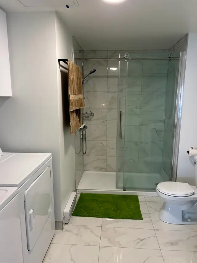 3 1/2 neuf, semi-meublé, gym, balcon, terrasse,stationnement int - Photo 8