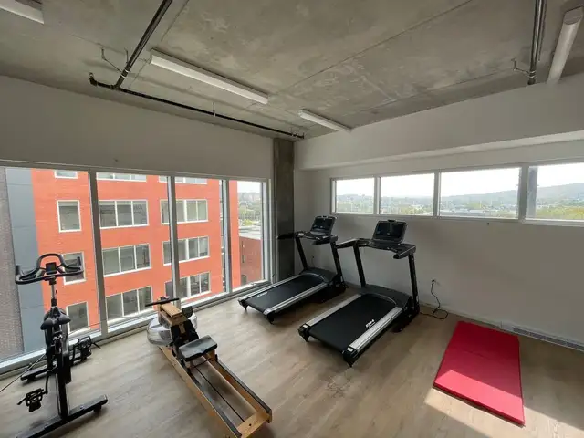 3 1/2 neuf, semi-meublé, gym, balcon, terrasse,stationnement int - Photo 10