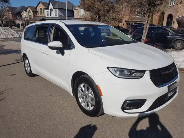 2023 Chrysler Pacifica Touring L with 74700km driven for TRADE - Photo 3