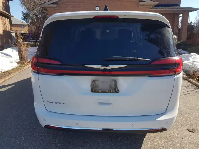 2023 Chrysler Pacifica Touring L with 74700km driven for TRADE - Photo 5