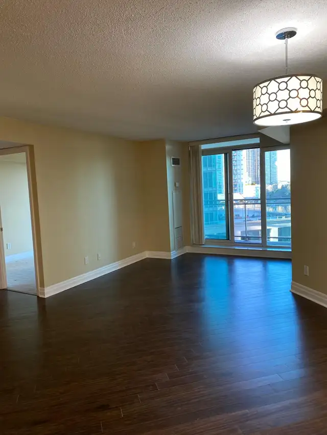 Spacious Waterview Condo in Mimico  (1  Bedroom plus den ) - Photo 2