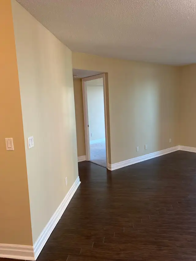 Spacious Waterview Condo in Mimico  (1  Bedroom plus den ) - Photo 3