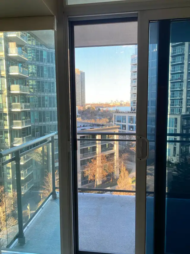 Spacious Waterview Condo in Mimico  (1  Bedroom plus den ) - Photo 6