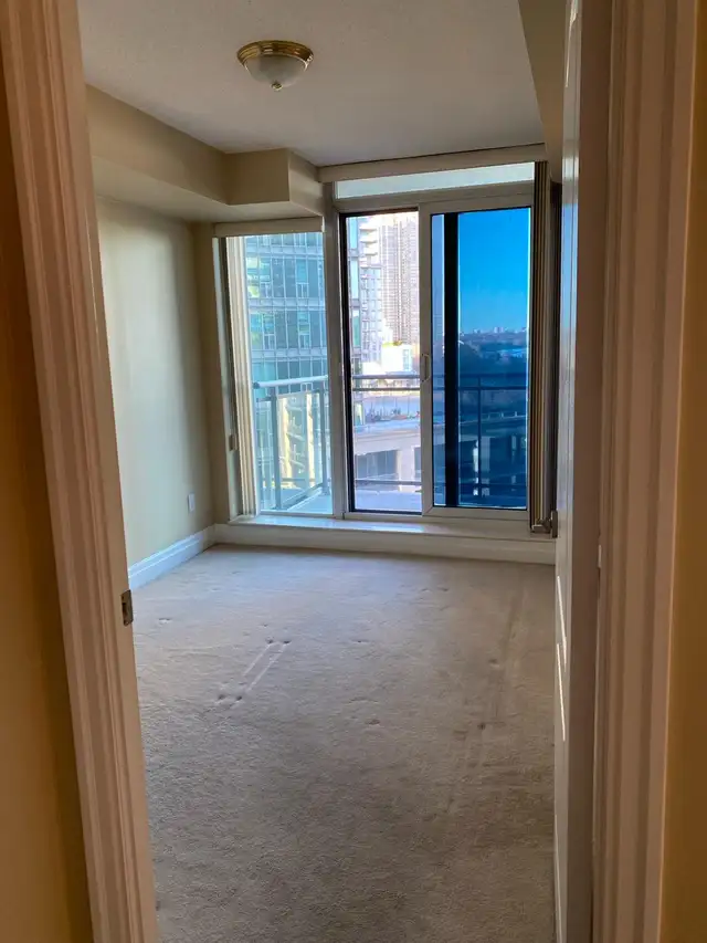 Spacious Waterview Condo in Mimico  (1  Bedroom plus den ) - Photo 7