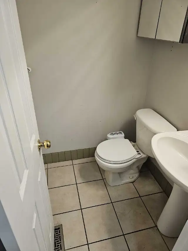 Upper level room for rent in Mississauga - Photo 5