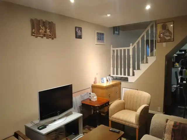 2BR   Den: Full House for Rent - Photo 2