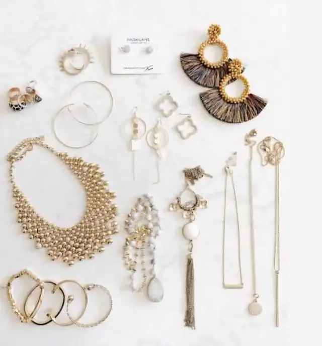 partner/traditional accessories shop.