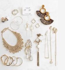 partner/traditional accessories shop.