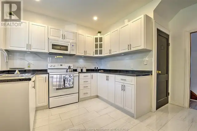 ★ Private room available April 1 in Walkerville/Riverside ★ - Photo 8