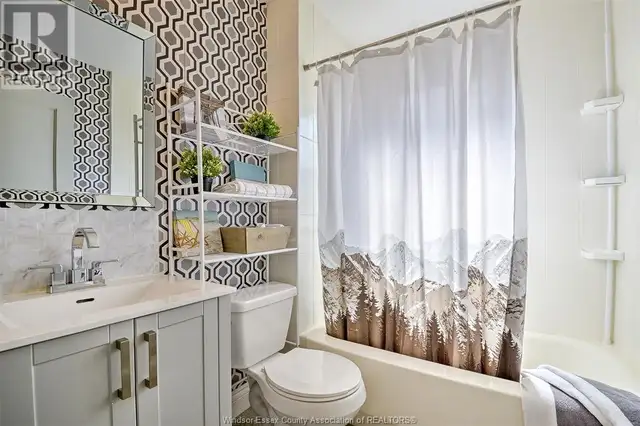 ★ Private room available April 1 in Walkerville/Riverside ★ - Photo 9