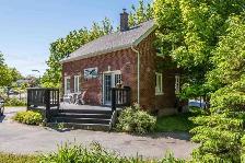 22-009 Nicely renovated Dartmouth home. Heat pump!