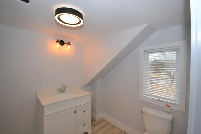 22-009 Nicely renovated Dartmouth home. Heat pump! - Photo 15