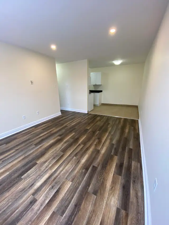 Spacious 2BRs - MacIntosh Pointe - Aug 1st - Heat/Wat/Pkg Incld - Photo 2