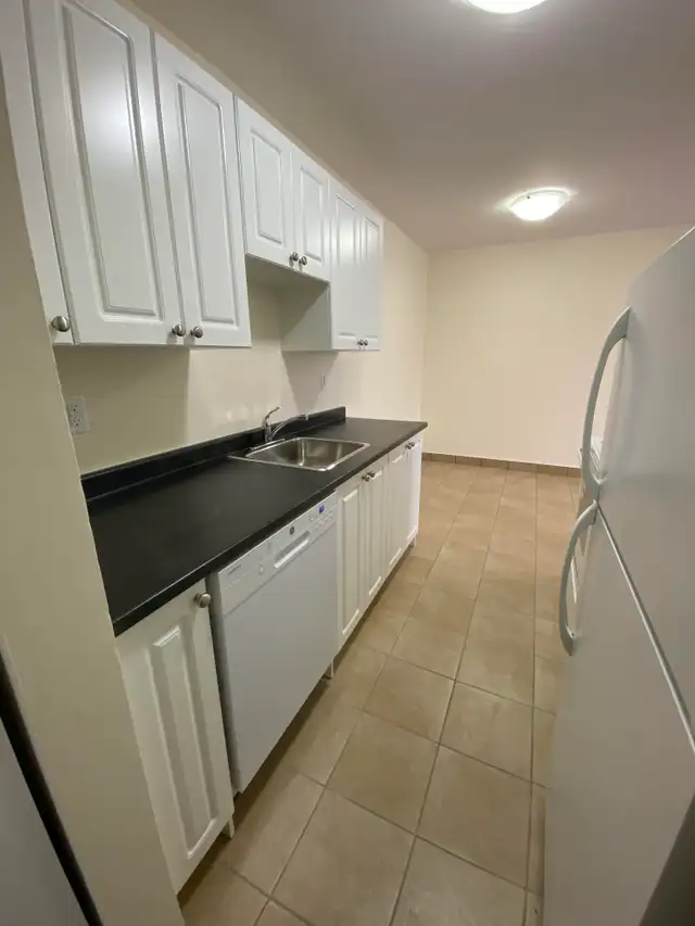 Spacious 2BRs - MacIntosh Pointe - Aug 1st - Heat/Wat/Pkg Incld - Photo 5