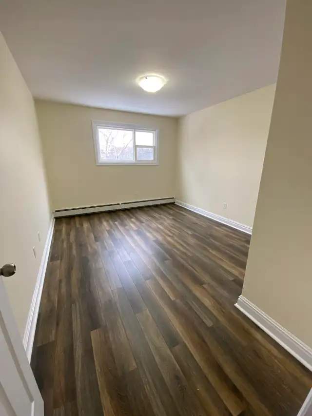 Spacious 2BRs - MacIntosh Pointe - Aug 1st - Heat/Wat/Pkg Incld - Photo 6