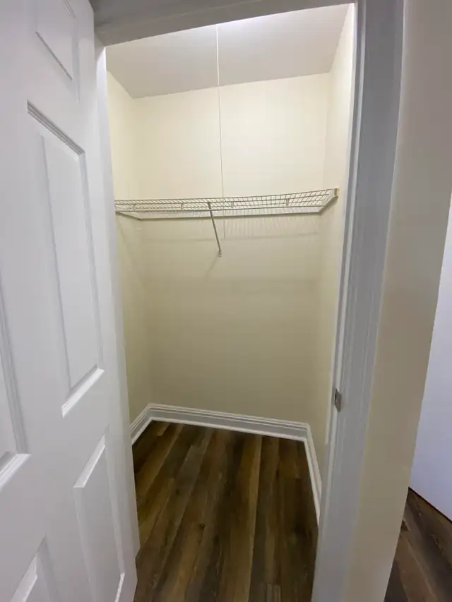 Spacious 2BRs - MacIntosh Pointe - Aug 1st - Heat/Wat/Pkg Incld - Photo 8