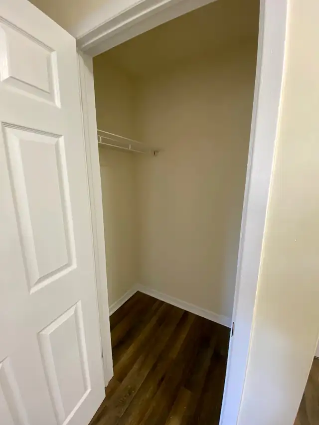 Spacious 2BRs - MacIntosh Pointe - Aug 1st - Heat/Wat/Pkg Incld - Photo 10