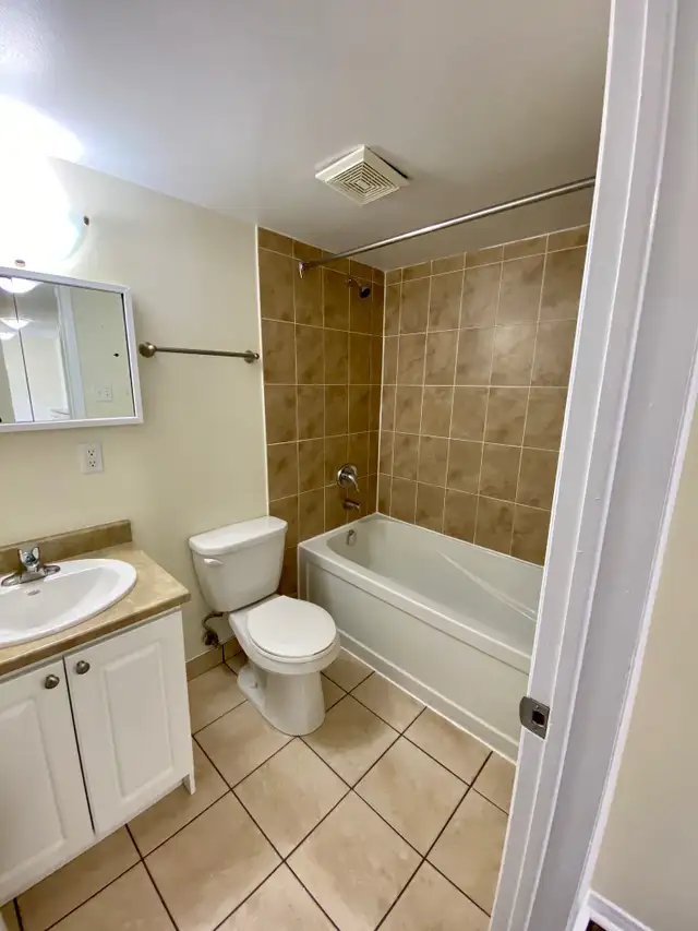 Spacious 2BRs - MacIntosh Pointe - Aug 1st - Heat/Wat/Pkg Incld - Photo 11