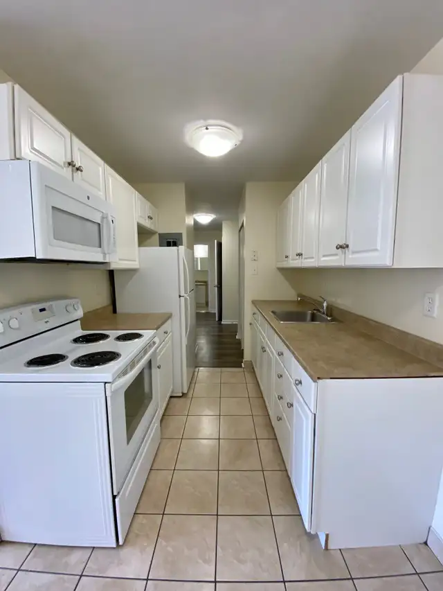 Spacious 2BRs - MacIntosh Pointe - Aug 1st - Heat/Wat/Pkg Incld - Photo 13