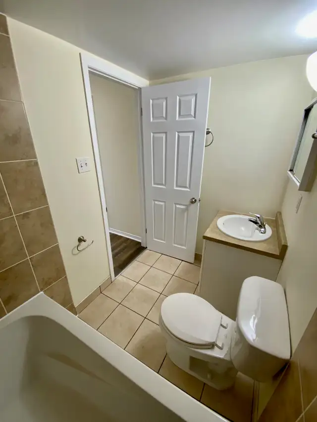 Spacious 2BRs - MacIntosh Pointe - Aug 1st - Heat/Wat/Pkg Incld - Photo 14