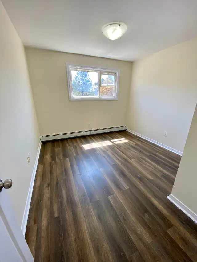 Spacious 2BRs - MacIntosh Pointe - Aug 1st - Heat/Wat/Pkg Incld - Photo 17