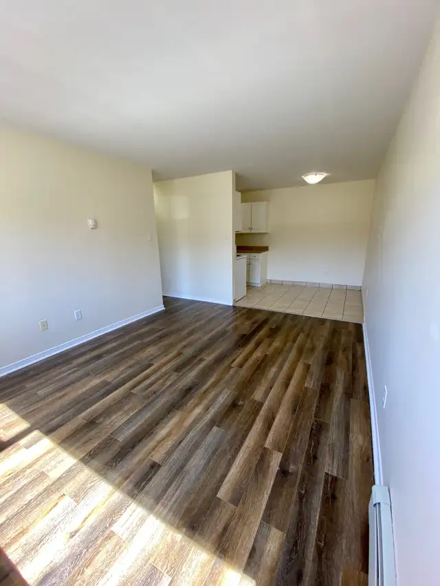 Spacious 2BRs - MacIntosh Pointe - Aug 1st - Heat/Wat/Pkg Incld - Photo 18