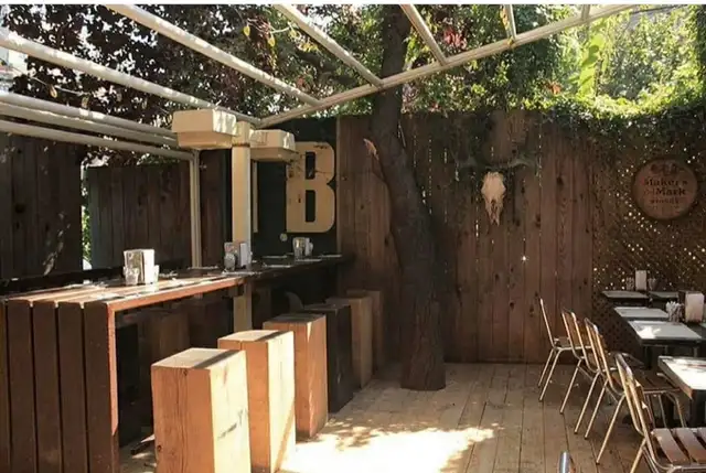 GRIFFINTOWN - Busgirl ou serveuse