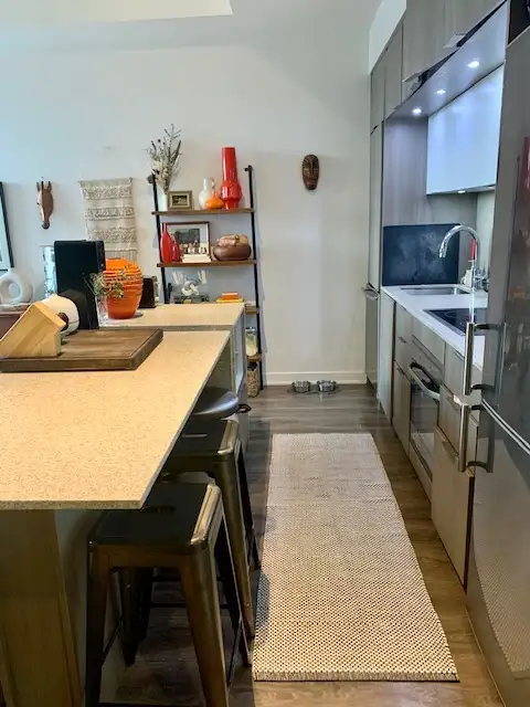 Large one plus den condo for rent Toronto - Photo 2