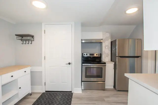 20 Patsy Ave, Welland - All Inclusive 2 Bedroom Upper Unit - Photo 3