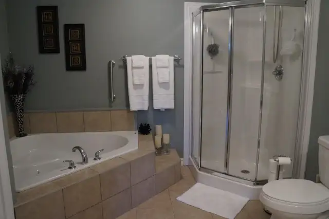 202-52 Brown Blvd, 2Bed/1Bath Northside w/Balcony, Avail Sept 1 - Photo 5