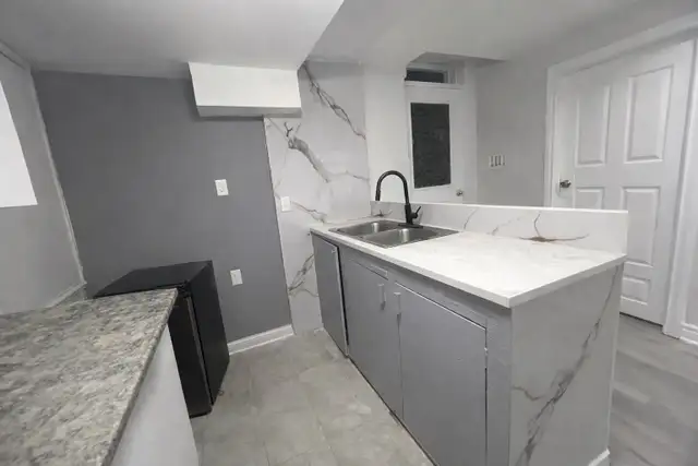 Furnished Private Bedroom for male - Sheridan Brampton - Photo 2