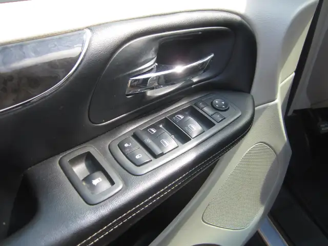 FOR SALE 2011 CHRYSLER TOWN & COUNTRY - Photo 6