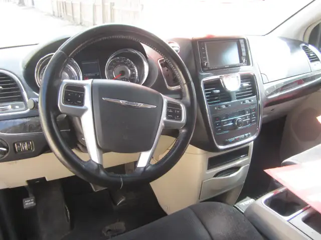 FOR SALE 2011 CHRYSLER TOWN & COUNTRY - Photo 10