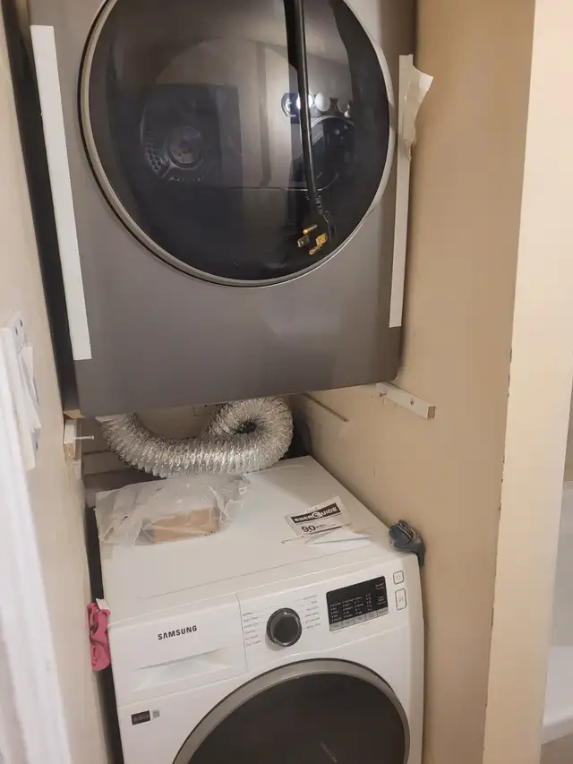 !!!!!!    VERY BIG ROOM FOR RENT WOODROFFE & CARLING  !! - Photo 9