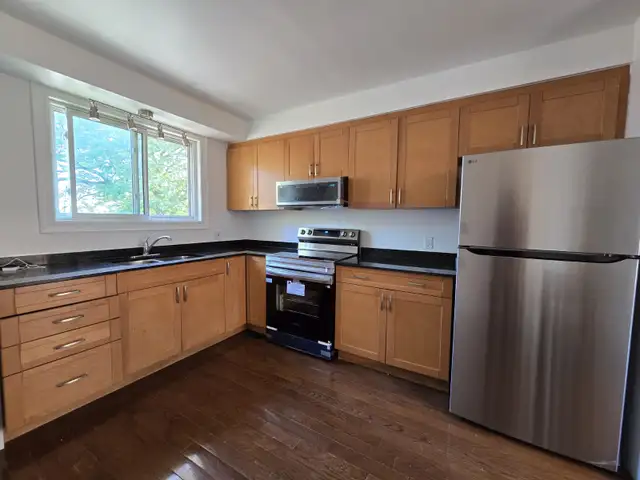 Spacious 3-Bedroom Apartment with Parking & Private Yard - Photo 2