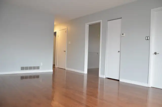 Spacious 3-Bedroom Apartment with Parking & Private Yard - Photo 3