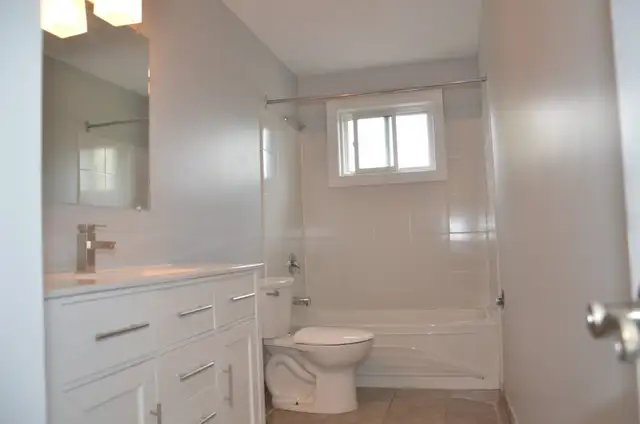 Spacious 3-Bedroom Apartment with Parking & Private Yard - Photo 5