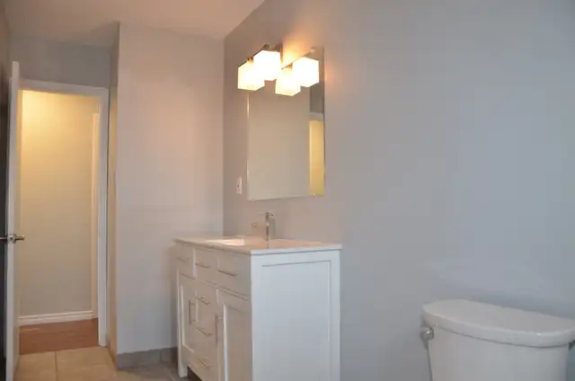 Spacious 3-Bedroom Apartment with Parking & Private Yard - Photo 6