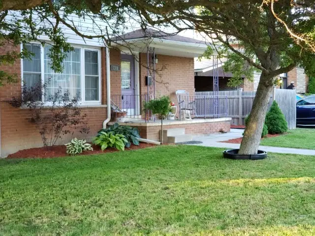 Spacious 3-Bedroom Apartment with Parking & Private Yard - Photo 7