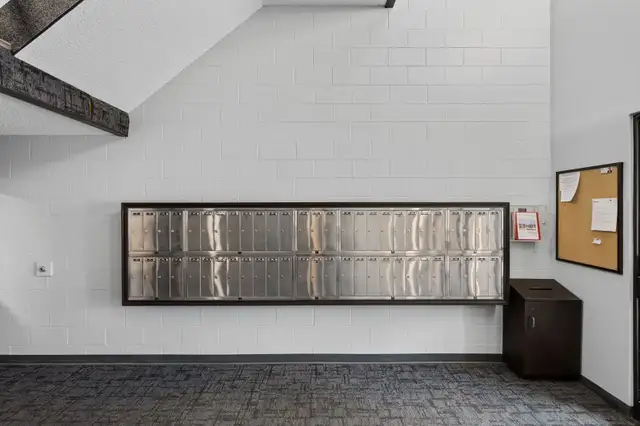 Lindenwoods One BR @ Top Flr - Photo 2